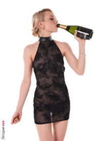 Dakota Dove in adult club